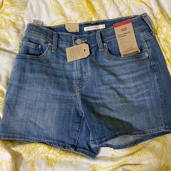 Levi’s Mid Length Shorts - Picture 1 of 4